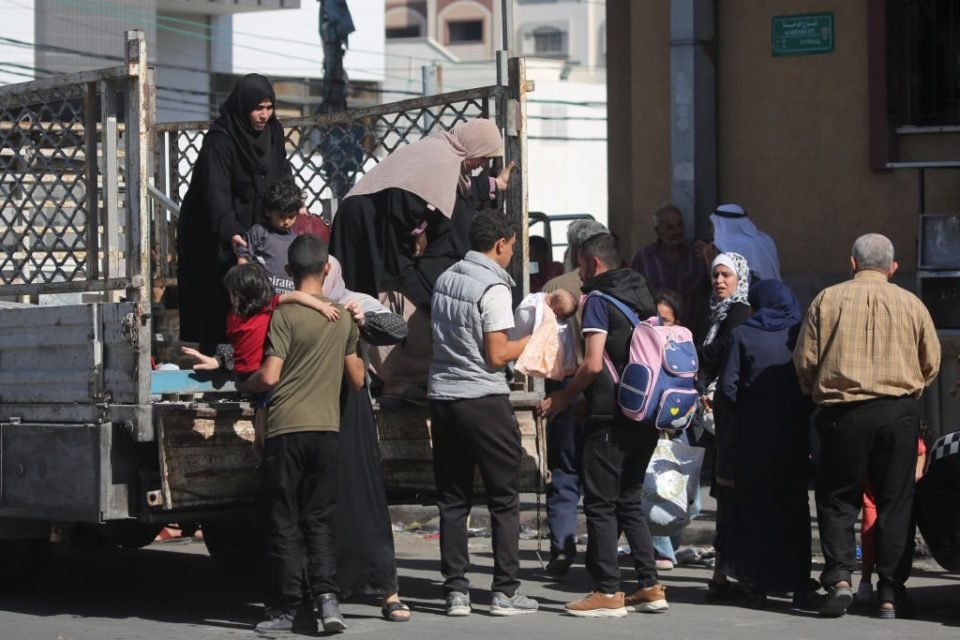 Imagem colorida mostra Famílias inteiras deixam a Cidade de Gaza com medo de possível ataque terrestre das Forças de Defesa de Israel - Metrópoles