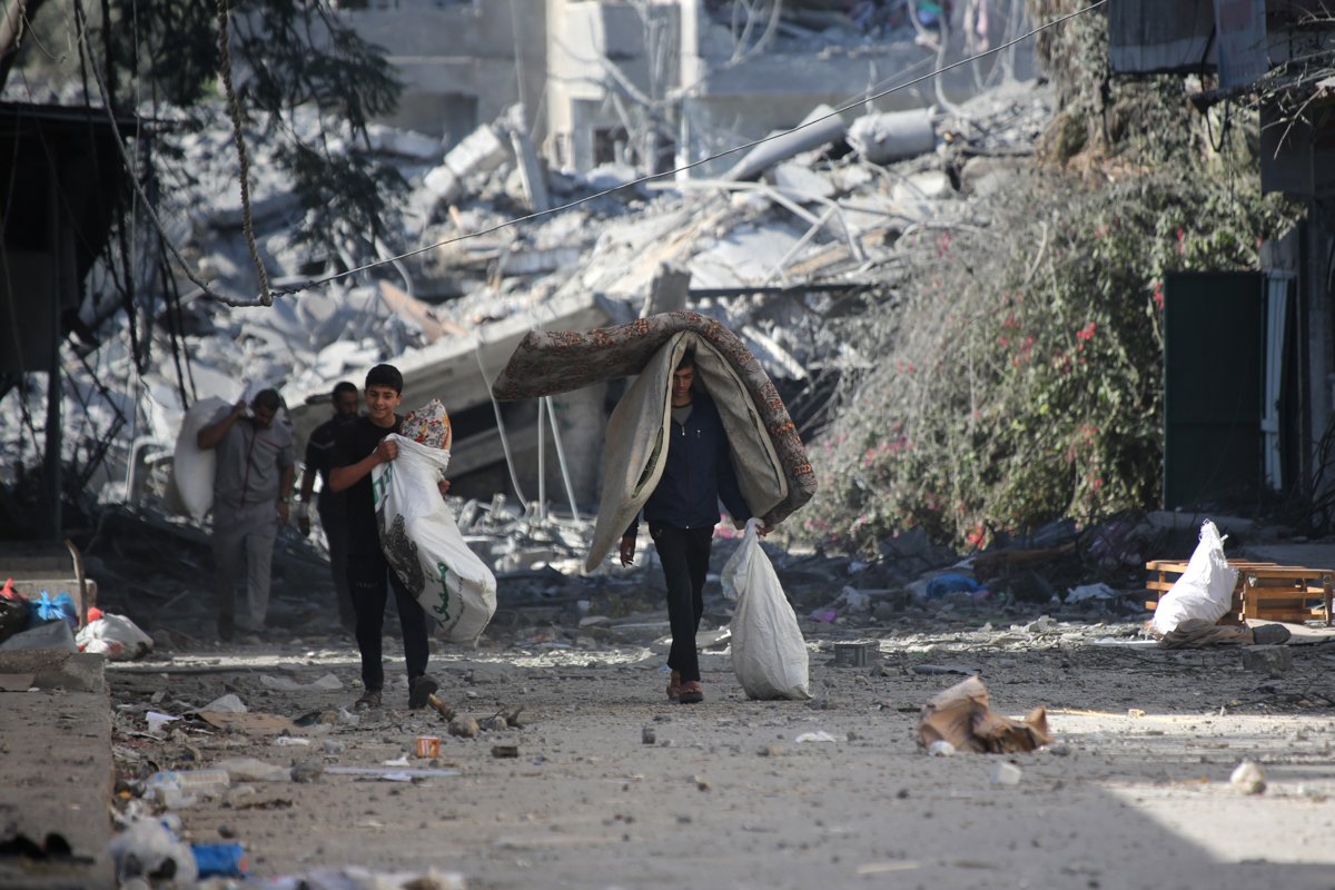 Palestinos deslocados de suas casas como resultado de ataques israelenses em 13 de outubro de 2023 na Cidade de Gaza OMS