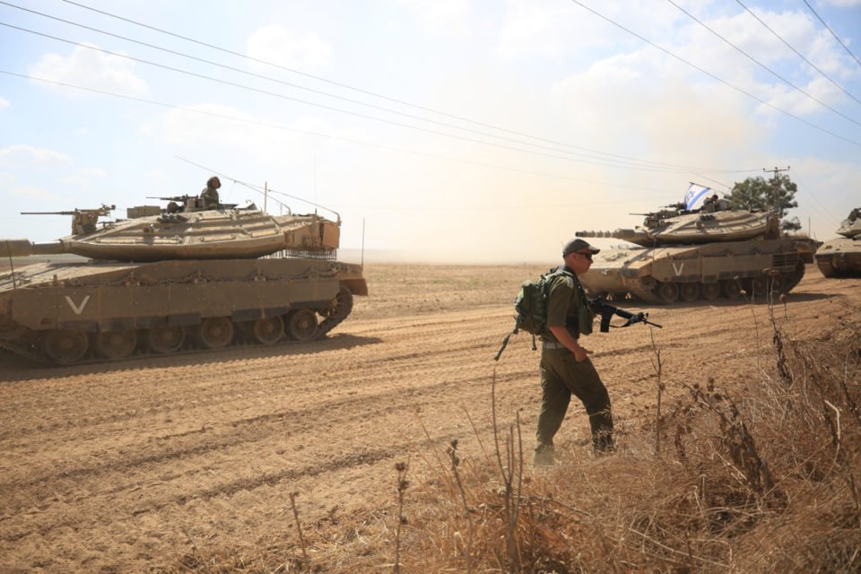 O exército israelense envia dezenas de tanques e veículos blindados junto com militares para a área da fronteira de Gaza em Sderot, Israel, em 13 de outubro de 2023