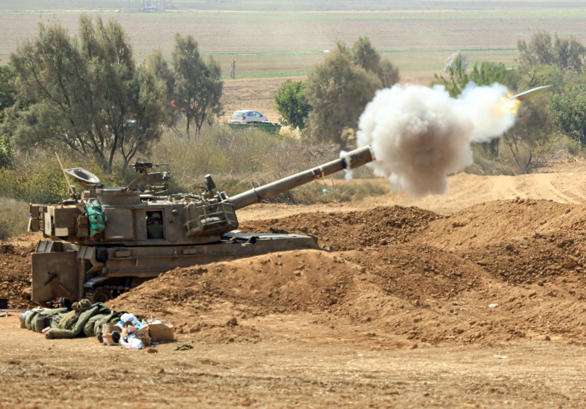 A fumaça sobe enquanto unidades de artilharia israelenses estacionadas na zona militar lançam ataques durante o 7º dia de confrontos em Sderot, Israel, em 13 de outubro de 2023