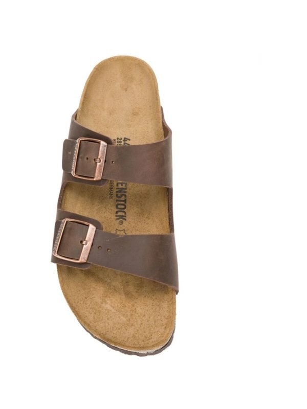 Na imagem com cor, a Birkenstock Arizona - Metrópoles