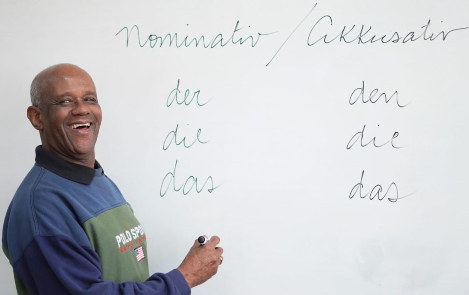 74-jährige pensionierte Lehrerin unterrichtet Deutsch in einem Vorort: „verjüngt“