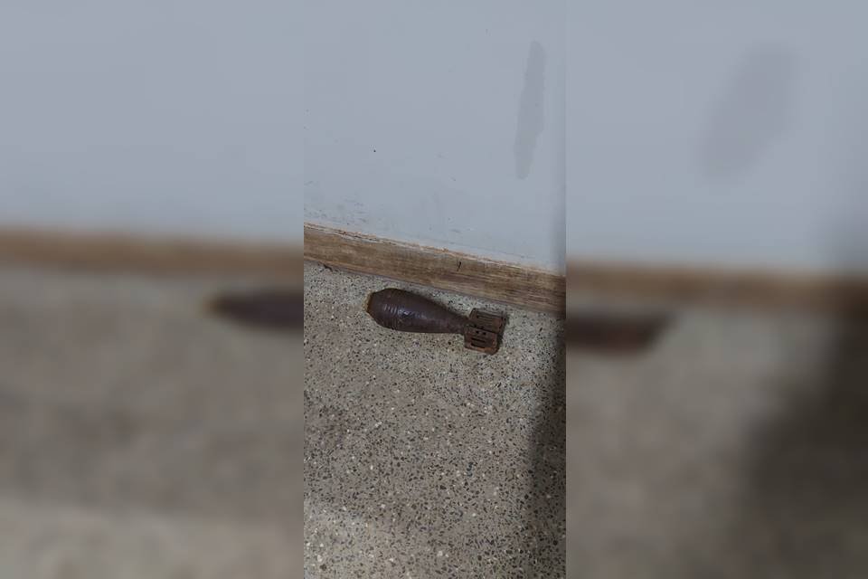 Imagem colorida de suposta granada enferrujada