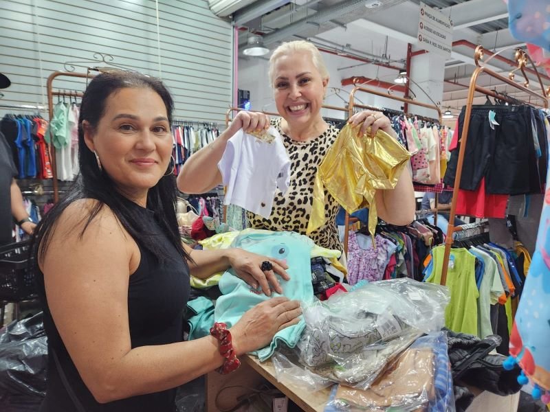 Lojas de roupa por quilo atraem “garimpeiros” e fãs de pechincha em SP