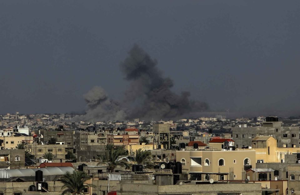 Edifícios destruídos após os ataques aéreos israelenses em Rafah em Gaza - Metrópoles