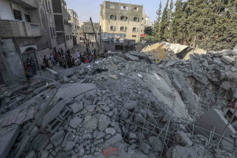 Edifícios destruídos após os ataques aéreos israelenses em Rafah em Gaza - Metrópoles