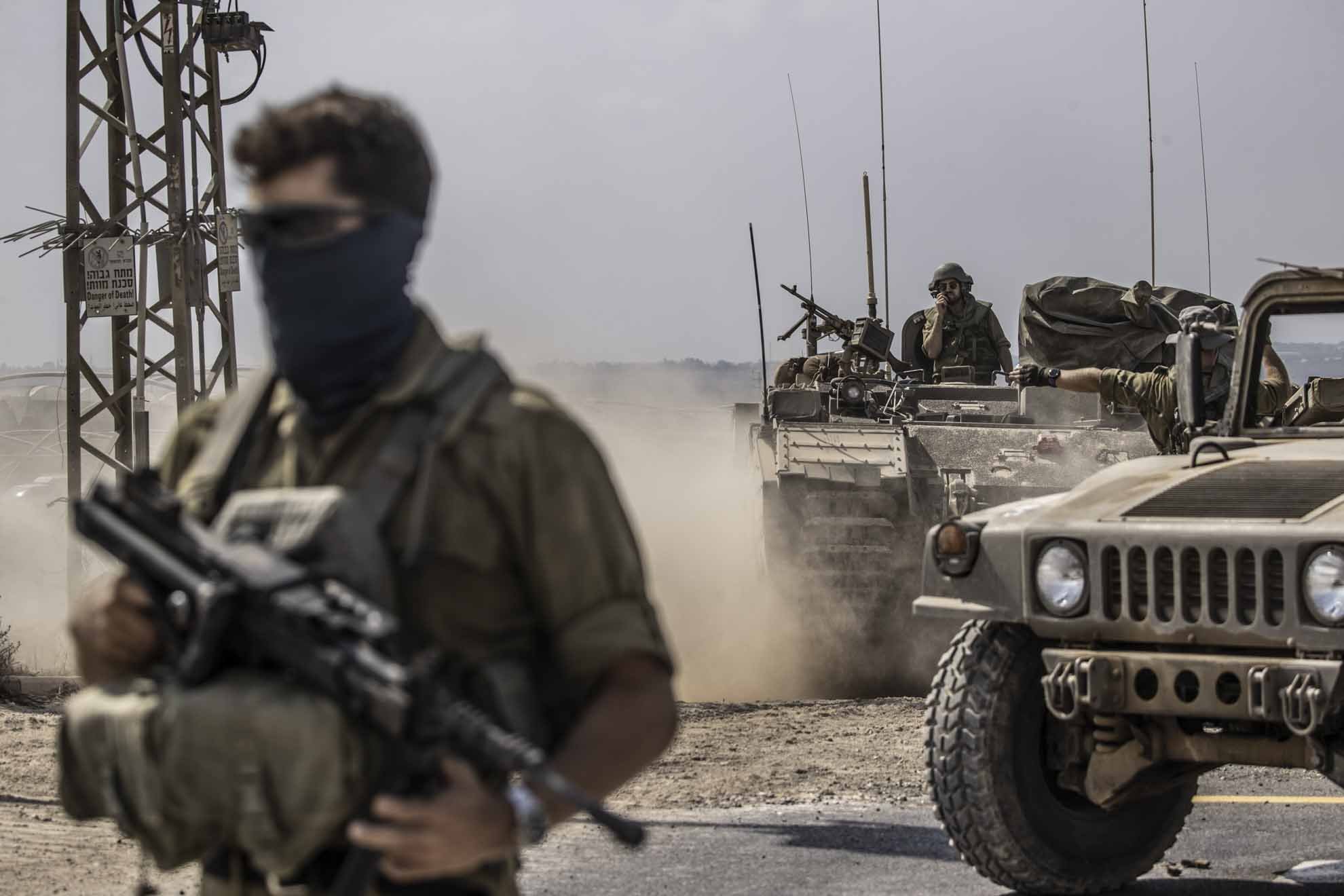 Israel continua a enviar soldados, tanques e veículos blindados perto da fronteira de Gaza em Sderot - Metrópoles