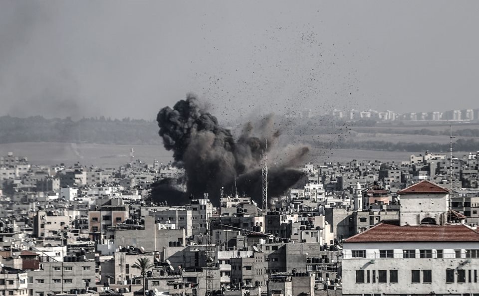 Imagem colorida mostra ataques de Israel contra a Faixa de Gaza - Metrópoles