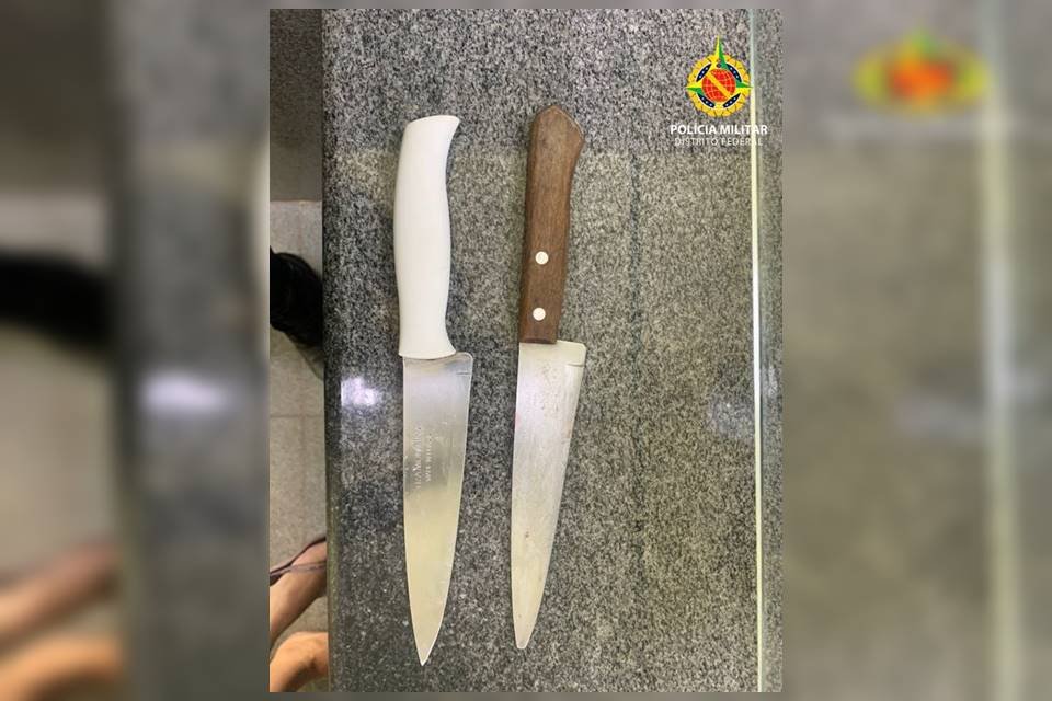 Facas usadas por agressor ao manter ex-mulher em cárcere privado