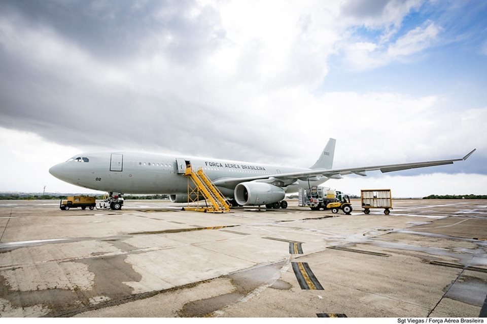 Imagem colorida de avião da FAB em chegada ao RJ com repatriados de Israel