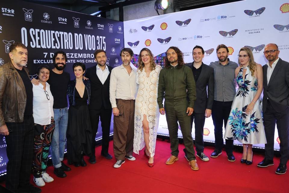 Produção, direção e elenco do filme O Sequestro do Voo 375 durante première no 25º Festival do Rio - Metrópoles