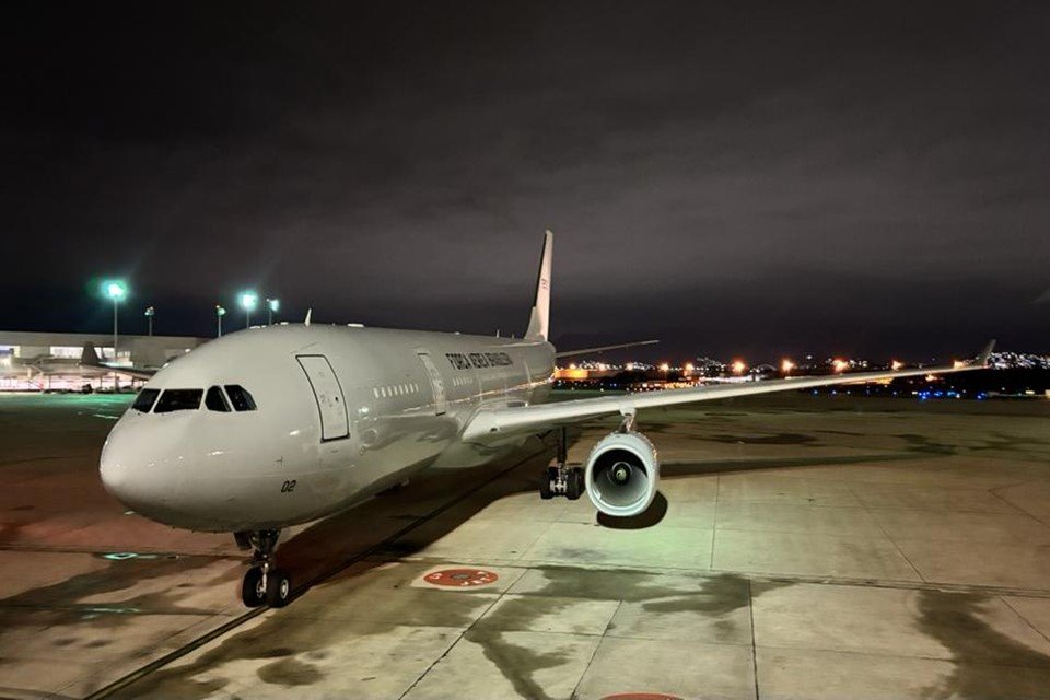 Imagem colorida do quinto avião da FAB a chegar no aeroporto do RJ com repatriados de Israel