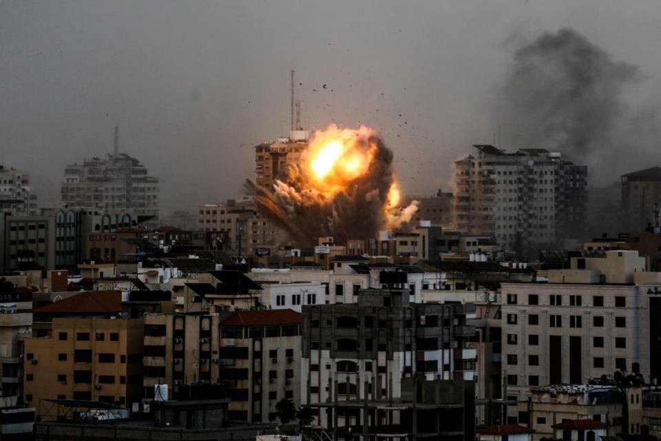 Imagem colorida mostra explosão na Faixa de Gaza, após escalada do conflito com israel - Metrópoles