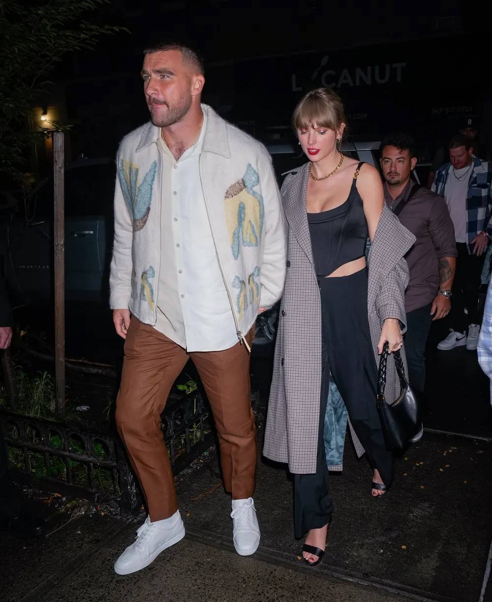 Travis Kelce e Taylor Swift de mãos dadas - Metrópoles