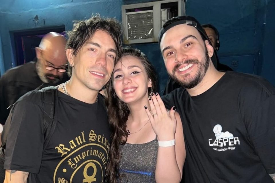 Imagem colorida de Di Ferrero e casal que subiu ao palco - Metrópoles