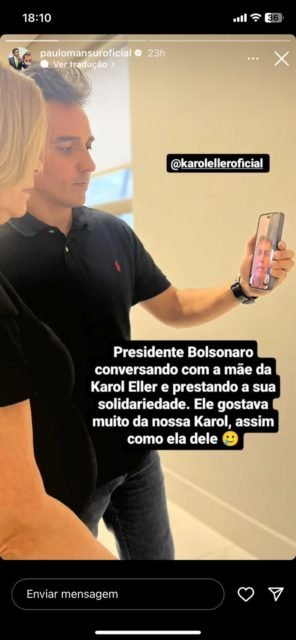 Imagem colorida de homem segurando o celular com imagem de Bolsonaro em videoconferência com a mãe de Karol Eller - Metrópoles