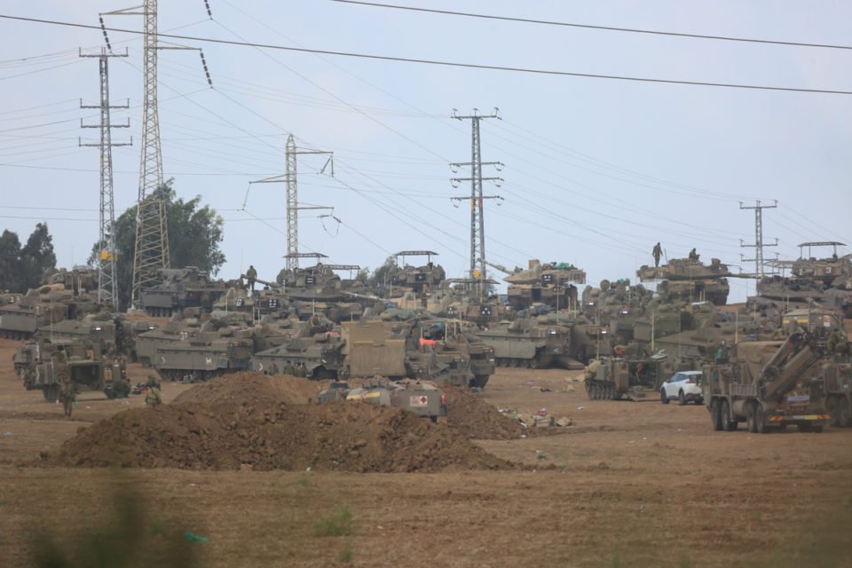 Israel continua a enviar soldados, tanques e veículos blindados perto da fronteira de Gaza em Ashkelon, Israel, em 16 de outubro de 2023