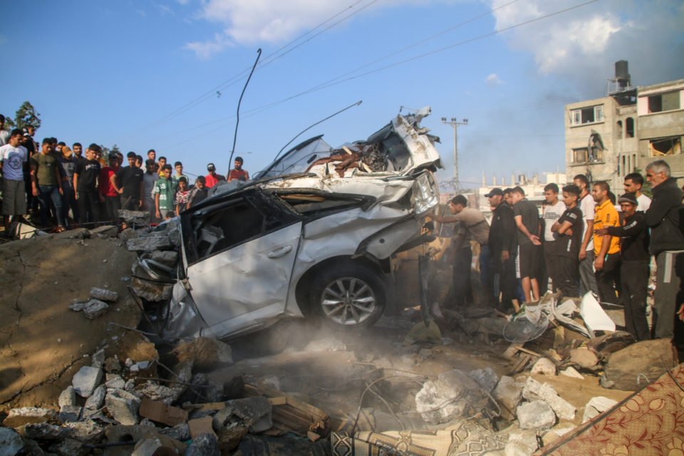 Cidadãos palestinos inspecionam sua casa destruída durante os ataques israelenses no sul da Faixa de Gaza em 16 de outubro de 2023 em Khan Yunis, Gaza