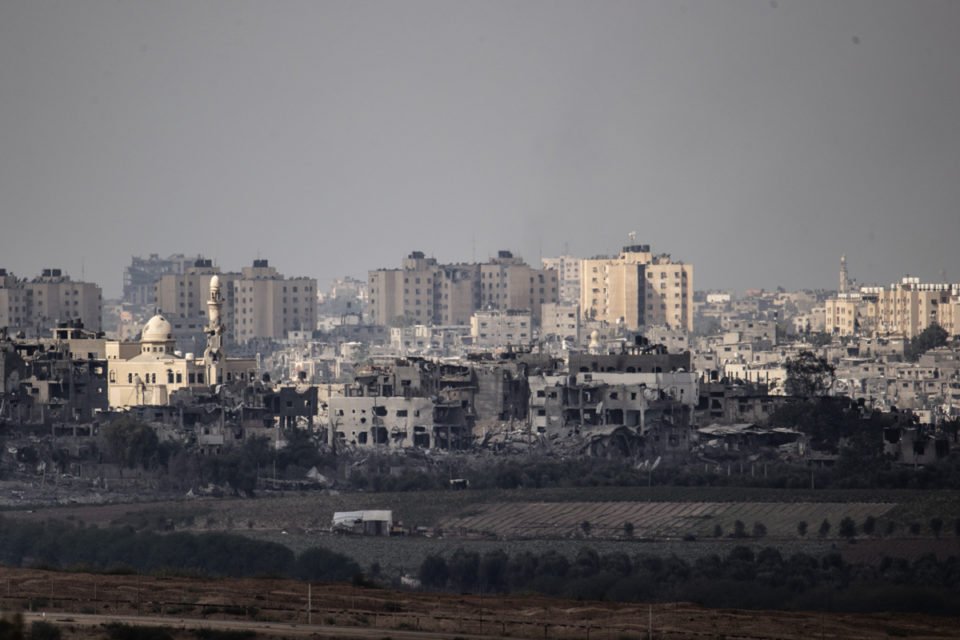Uma visão da devastação na cidade de Beit Hanoun da cidade israelense de Sderot após ataques aéreos israelenses em 16 de outubro de 2023