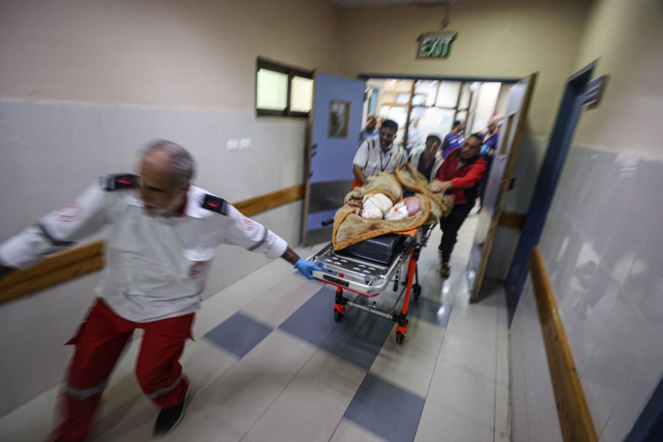 Criança palestina ferida é transportada para o Hospital Naseer após ataque aéreo israelense enquanto os ataques israelenses continuam no 10º dia em Khan Yunis, Faixa de Gaza, em 16 de outubro de 2023