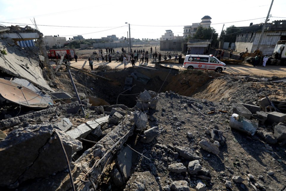 Equipes de defesa civil e residentes lançam uma operação de busca e resgate em torno dos escombros de edifícios destruídos enquanto os ataques israelenses continuam no 10º dia em Rafah, Gaza, em 16 de outubro de 2023
