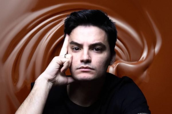 Montagem de Felipe Neto em frente a ua imagem de chocolate derretido - Metrópoles