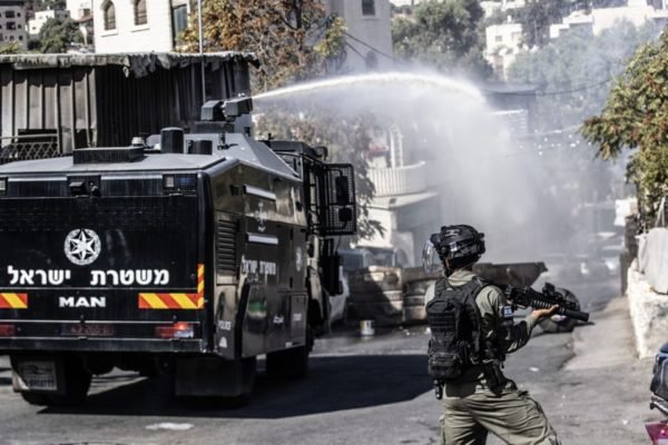 Imagem colorida mostra ação das Forças de Defesa de Israel em Jerusalém, onde fica o Parlamento do país - Metrópoles