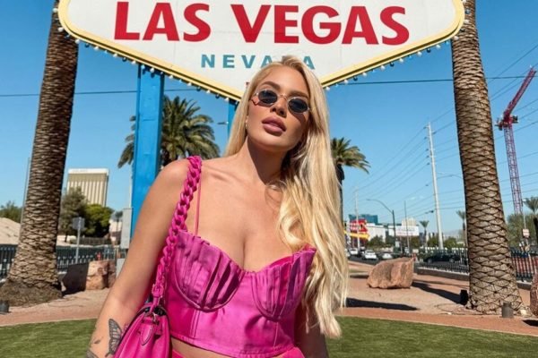 Karoline Lima posa de look rosa na placa de Las Vegas - Metrópoles