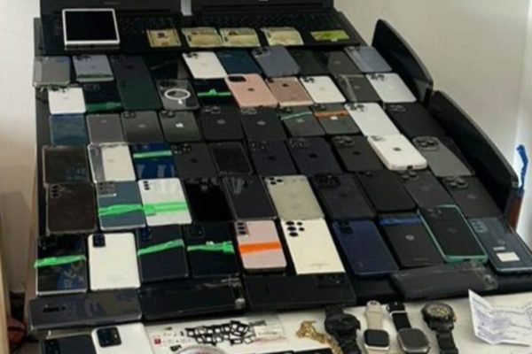 Foto colorida mostra vários celulares dispostos sobre uma mesa; aparelhos foram roubados no festival Tomorrowland, no interior de São Paulo - Metrópoles