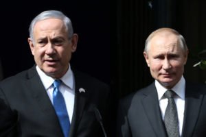Imagem colorida mostra os chefes de Estado Netanyahu e Putin posando lado a lado para uma foto - Metrópoles