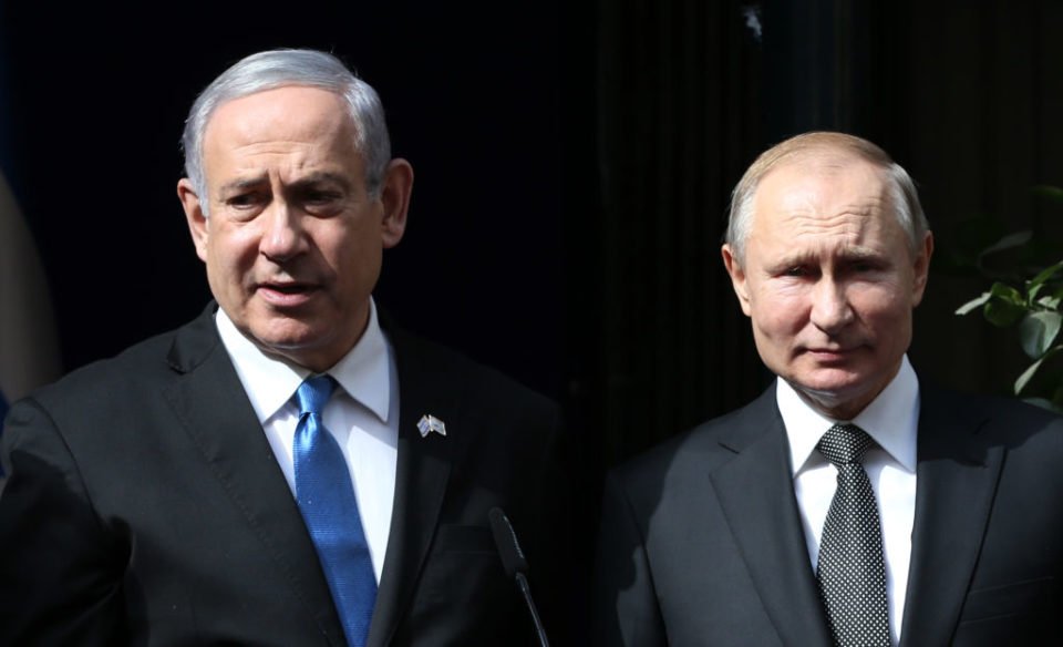 Imagem colorida mostra os chefes de Estado Netanyahu e Putin posando lado a lado para uma foto - Metrópoles