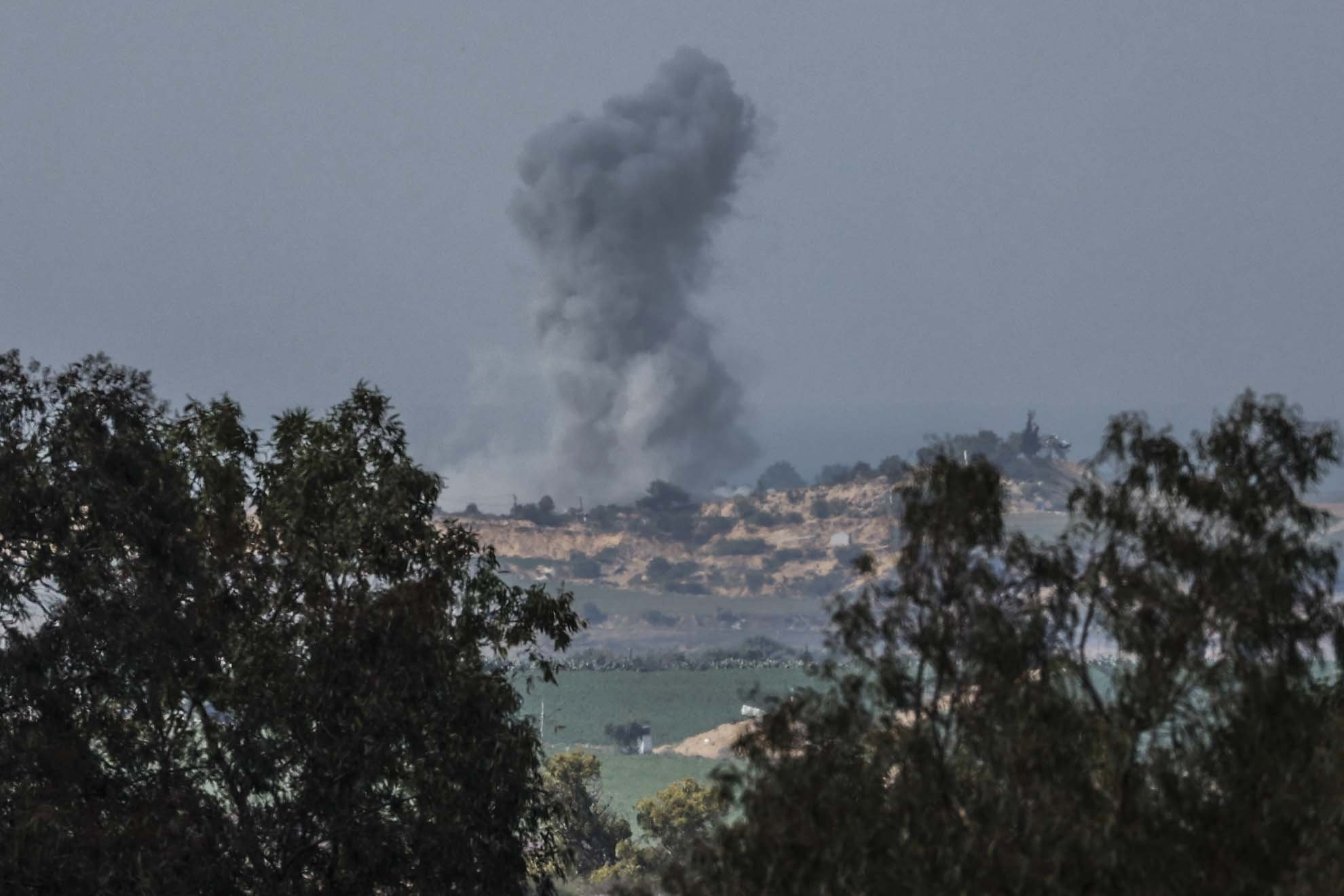 Fumaça é vista na Faixa de Gaza enquanto os combates entre as tropas israelenses e os militantes islâmicos do Hamas - Metrópoles