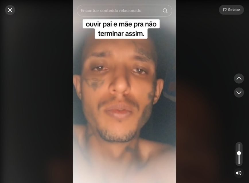 Em foto colorida homem com o rosto tatuado - Metrópoles