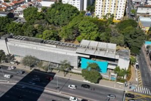 Imagem mostra prédio em frente a avenida em São Caetano, cidade que promete adotar tarifa zero nos ônibus - Metrópoles