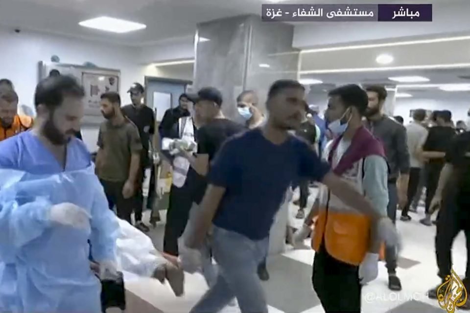 Dezenas de pessoas feridas estão sendo levadas para o Hospital Al-Shifa após o ataque aéreo ao Hospital Batista Al-Ahli na cidade de Gaza