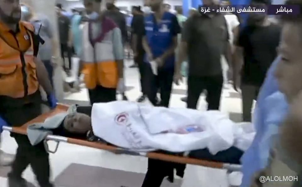 Dezenas de pessoas feridas estão sendo levadas para o Hospital Al-Shifa após o ataque aéreo no Hospital Batista Al-Ahli na cidade de Gaza