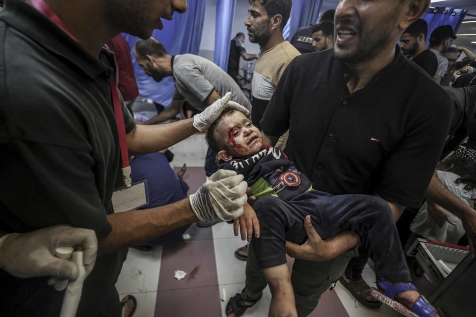Dezenas de pessoas feridas estão sendo levadas para o Hospital Al-Shifa após o ataque aéreo ao Hospital Batista Al-Ahli na cidade de Gaza
