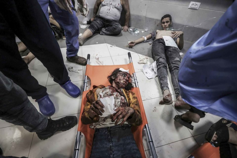 Dezenas de pessoas feridas estão sendo levadas para o Hospital Al-Shifa após o ataque aéreo ao Hospital Batista Al-Ahli na cidade de Gaza