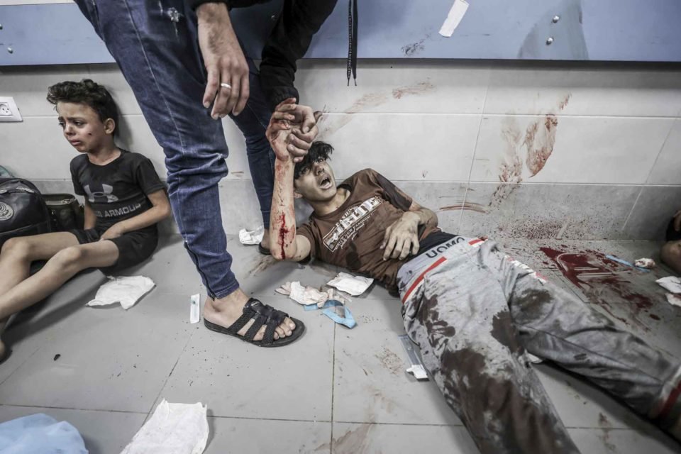 Dezenas de pessoas feridas estão sendo levadas para o Hospital Al-Shifa após o ataque aéreo ao Hospital Batista Al-Ahli na cidade de Gaza