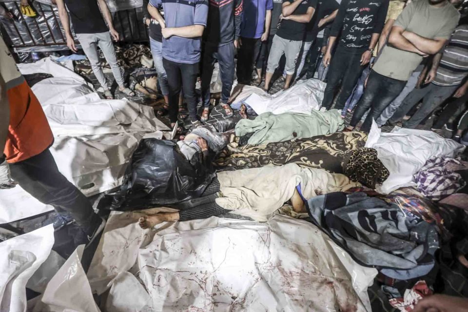 Corpos de pessoas mortas em ataque aéreo ao Hospital Batista Al-Ahli, são levados ao Hospital Al-Shifa na cidade de Gaza