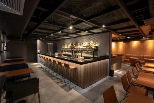 Imagem colorida mostra o interior do Tan Tan, um dos bares premiados no The World’s 50 Best Bars - Metrópoles