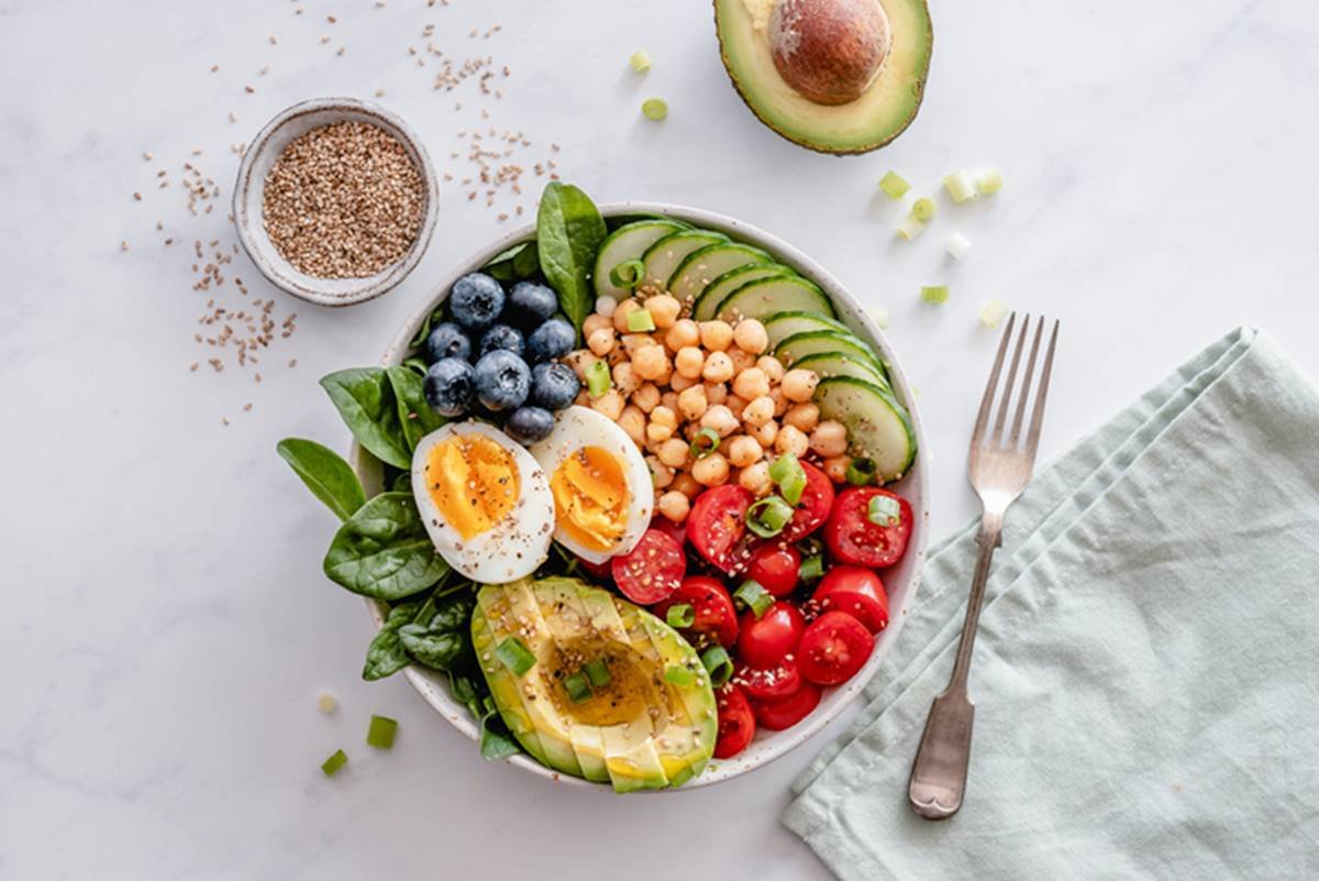 Foto colorida de salada de abacate com tomates e ovos - Metrópoles 