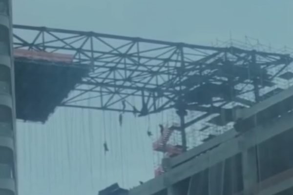 Imagem mostra trabalhadores presos por cabos em construção - Metrópoles