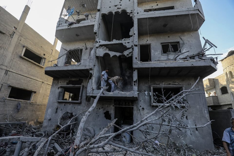 Imagem colorida mostra Vista de um edifício residencial destruído após os ataques aéreos israelenses em Rafah, Gaza - Metrópoles