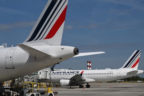 Imagem colorida de avião francês - Metrópoles