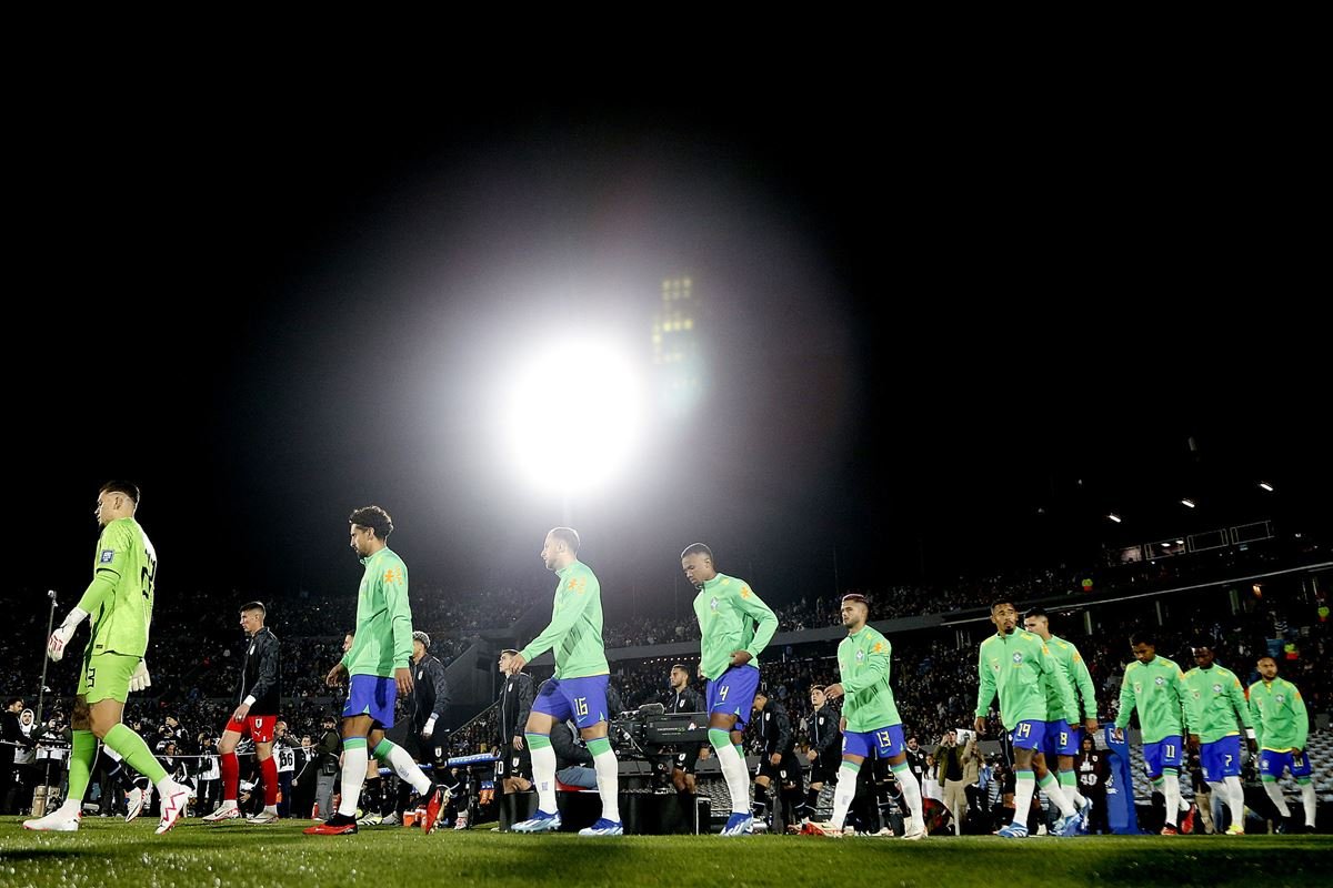 Duas Equipes De Futebol Profissional Saindo Do Campo Após O Jogo