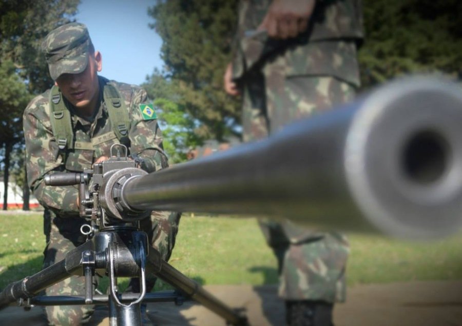 foto colorida de militar do Exército manuseando uma metralhadora ponto 50 - Metrópoles