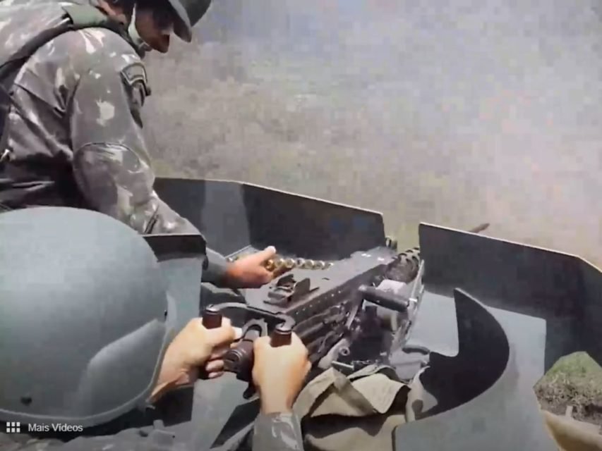 Imagem colorida mostra soldados do exército atirando com metralhadora ponto 50