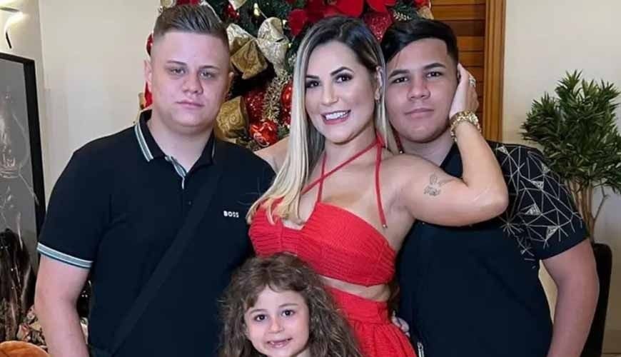 Foto colorida de Deolane Bezerra e os filhos, Gilliard, Kayky e Valentina - Metrópoles