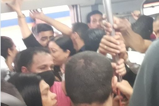 Pessoas em trem lotado